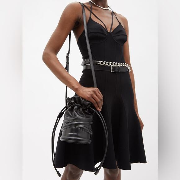 ALEXANDER MCQUEEN The Soft Curve leather bucket bag - Picture 8 of 9